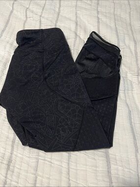 lululemon athletica Black Cropped Patterned Leggings